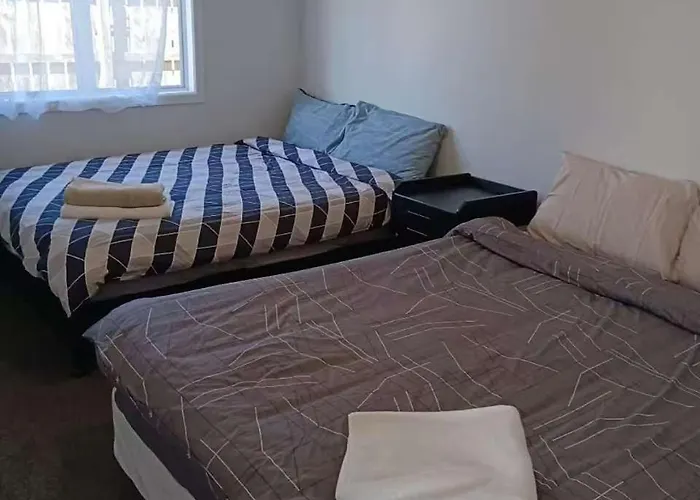 Apartment 5 Beds Including 3 Double Beds And 1 Double Or 2 Single Sofa Beds At 22a Pererika Street *