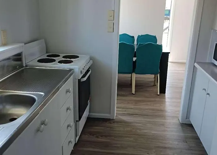 5 Beds Including 3 Double Beds And 1 Double Or 2 Single Sofa Beds At 22a Pererika Street Apartment *