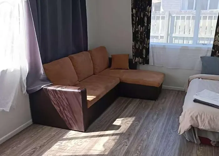 Apartment 5 Beds Including 3 Double Beds And 1 Double Or 2 Single Sofa Beds At 22a Pererika Street *