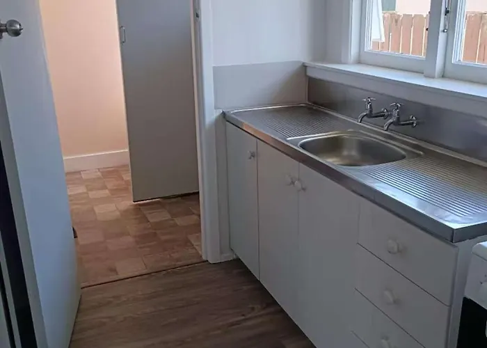 5 Beds Including 3 Double Beds And 1 Double Or 2 Single Sofa Beds At 22a Pererika Street Apartment *
