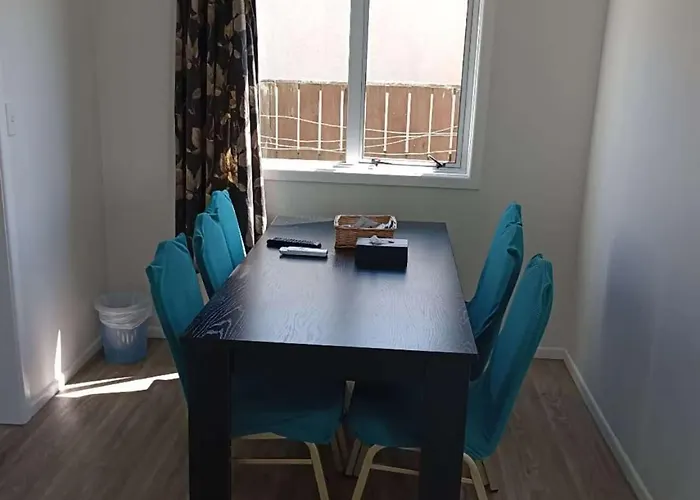 Apartment 5 Beds Including 3 Double Beds And 1 Double Or 2 Single Sofa Beds At 22a Pererika Street *
