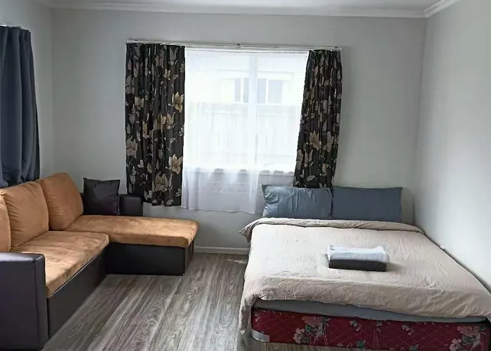Apartment 5 Beds Including 3 Double Beds And 1 Double Or 2 Single Sofa Beds At 22a Pererika Street Rotorua